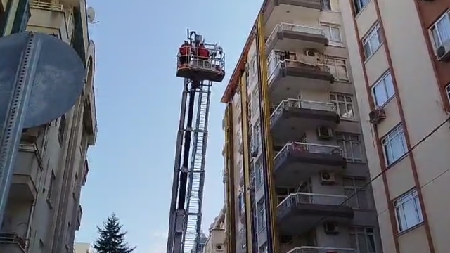 İtfaiye, merdivenli araç eve ulaştı; ölü bulundu