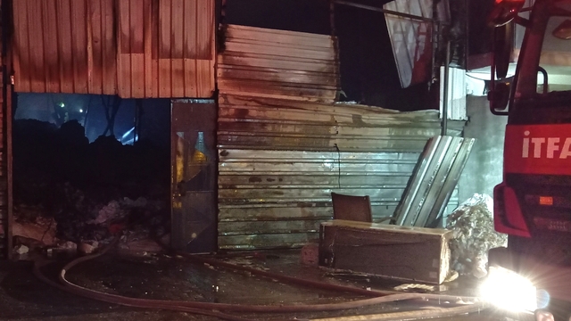 Mersin’de çuval deposunda çıkan yangın söndürüldü