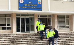 Mersin’de gasp iddiasıyla yakalanan 2 zanlıdan biri tutuklandı